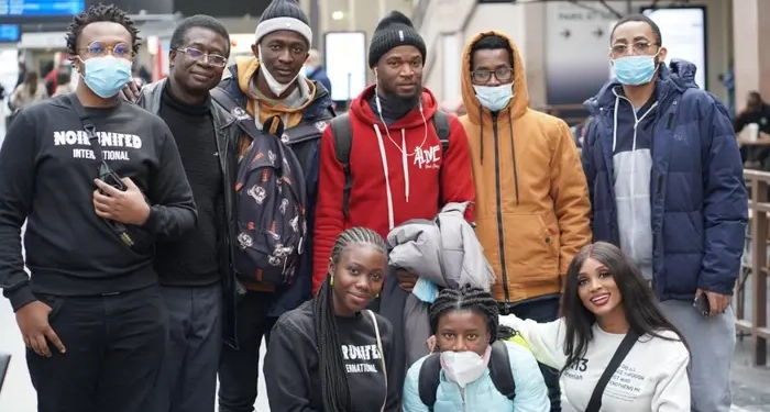 Les membres de la Coalition mondiale des Noirs accueillent les étudiants africains et leurs familles à Paris après leur fuite de Kherson, en Ukraine.